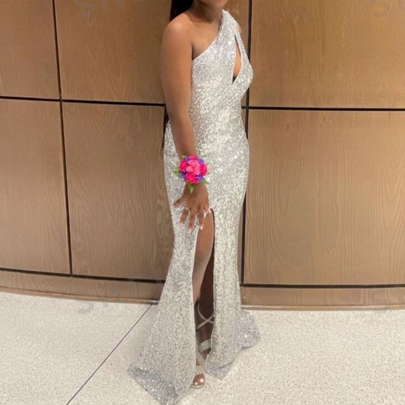 Luxurious Silver One Shoulder Sequin Party Evening Wedding Dress - Picture 4 of 6